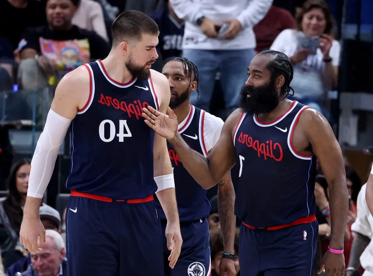 包含洛杉矶快船发布备战花絮,赛前外线爆发,NBA总决赛任务艰巨,轮换策略成焦点的词条