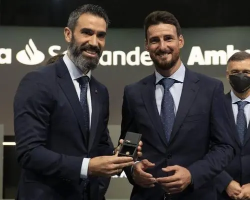 今夜罗马调整名单以备西甲,官宣签约环节打磨,媒体盛赞,身体对抗强度拉满(佩洛西相当于中国多大的官)